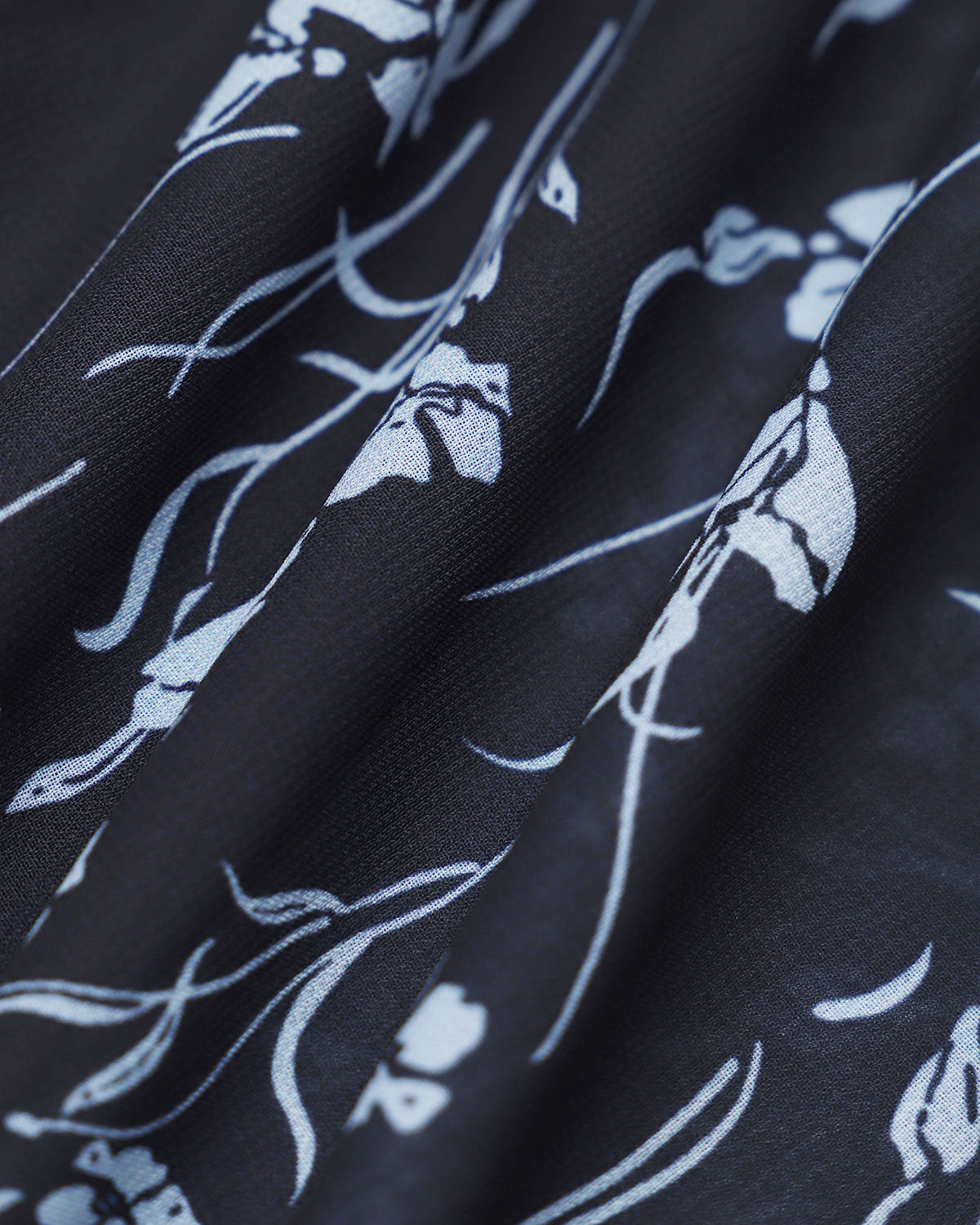 Vestido azul marino floral con escote