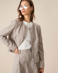 Chaqueta caqui de cuello redondo y botonadura sencilla