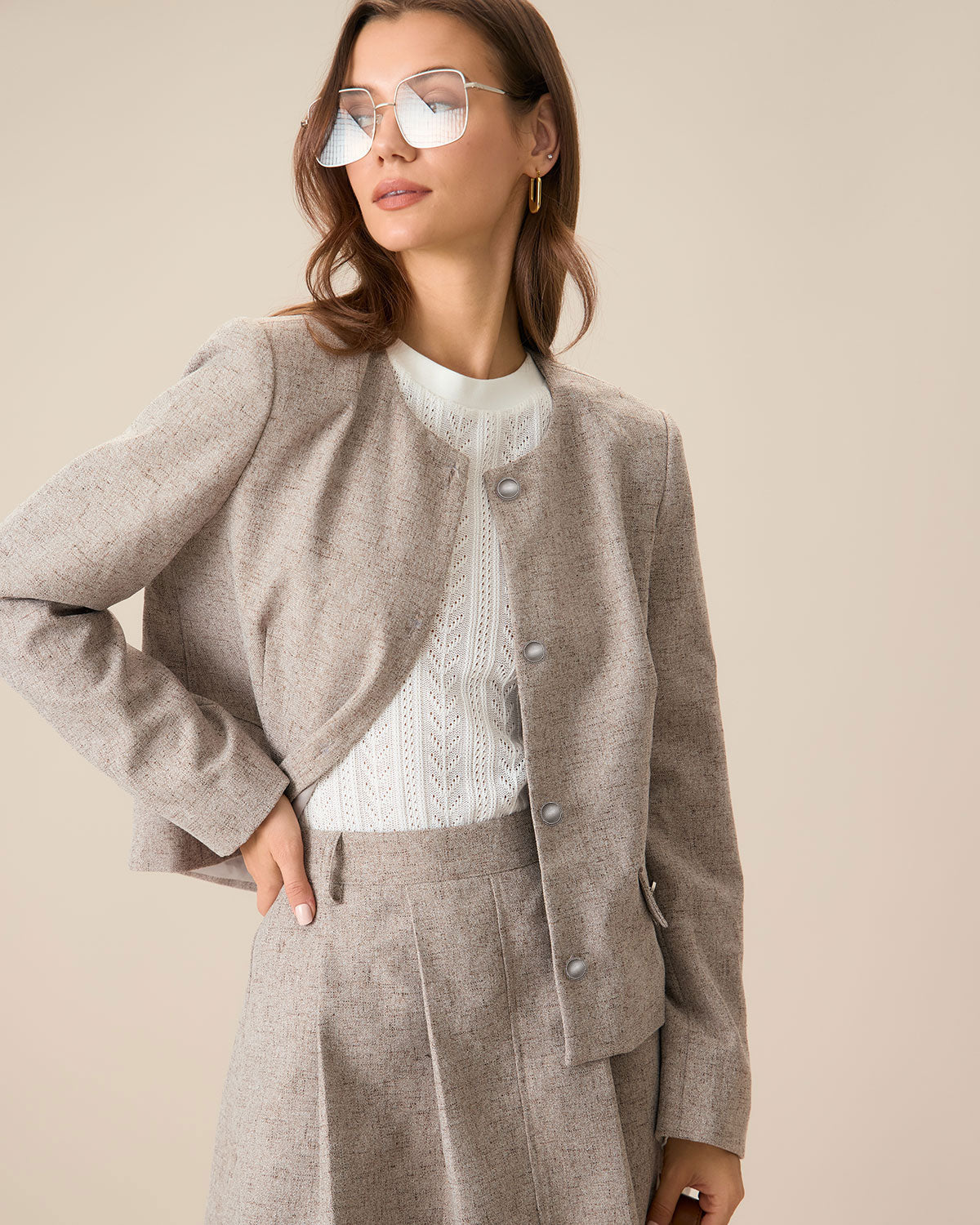 Chaqueta caqui de cuello redondo y botonadura sencilla