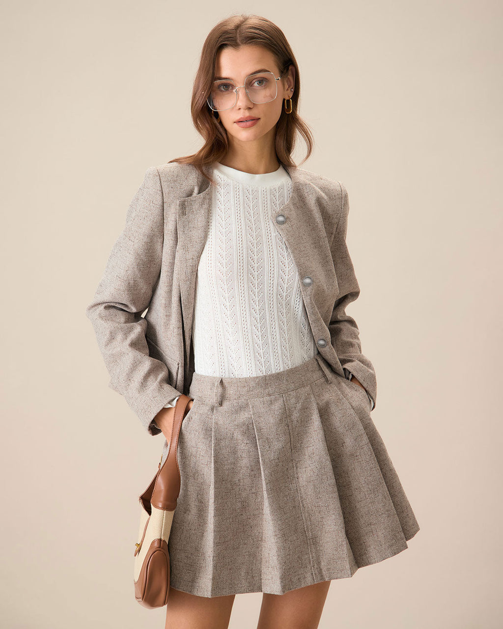 Chaqueta caqui de cuello redondo y botonadura sencilla