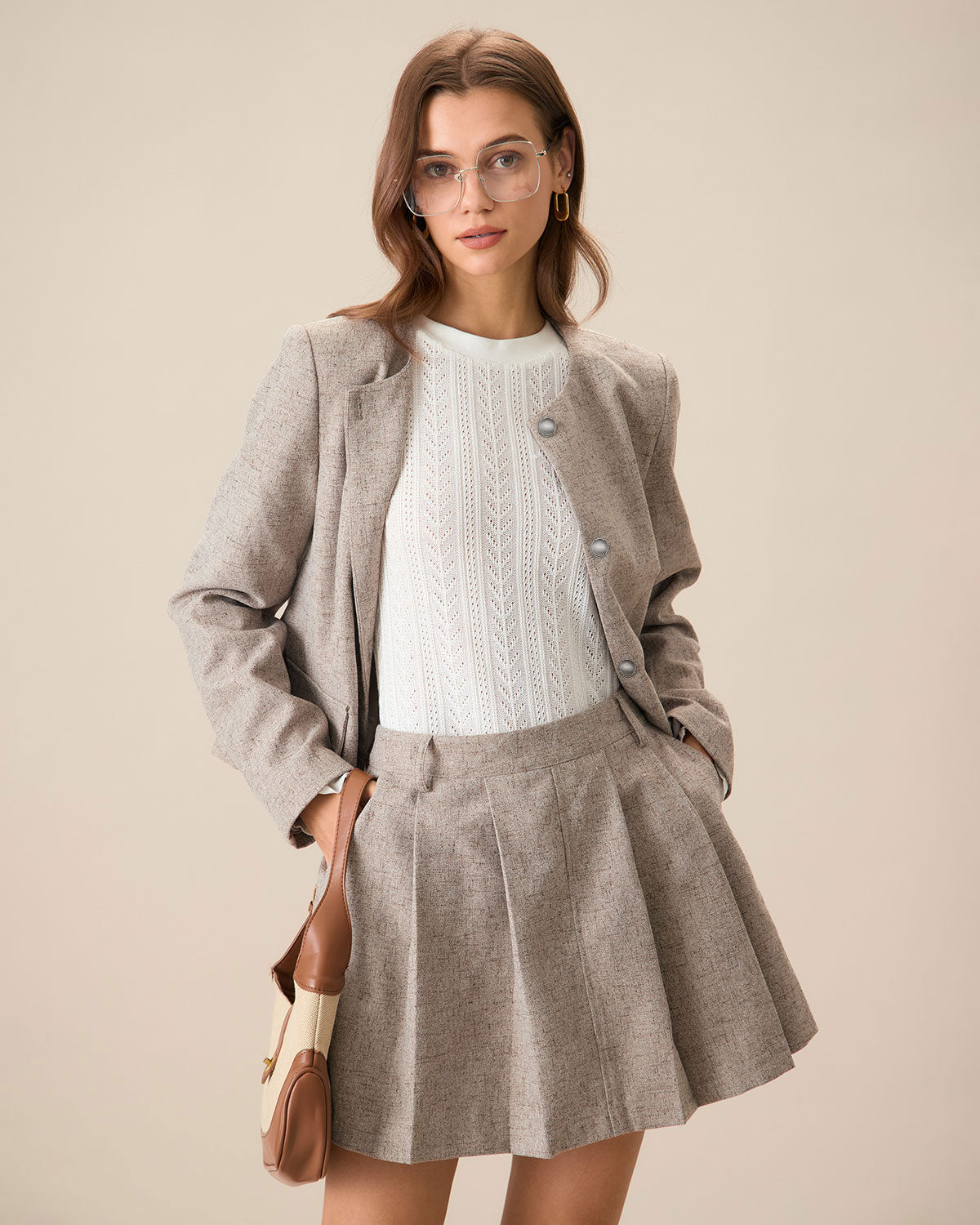 Chaqueta caqui de cuello redondo y botonadura sencilla