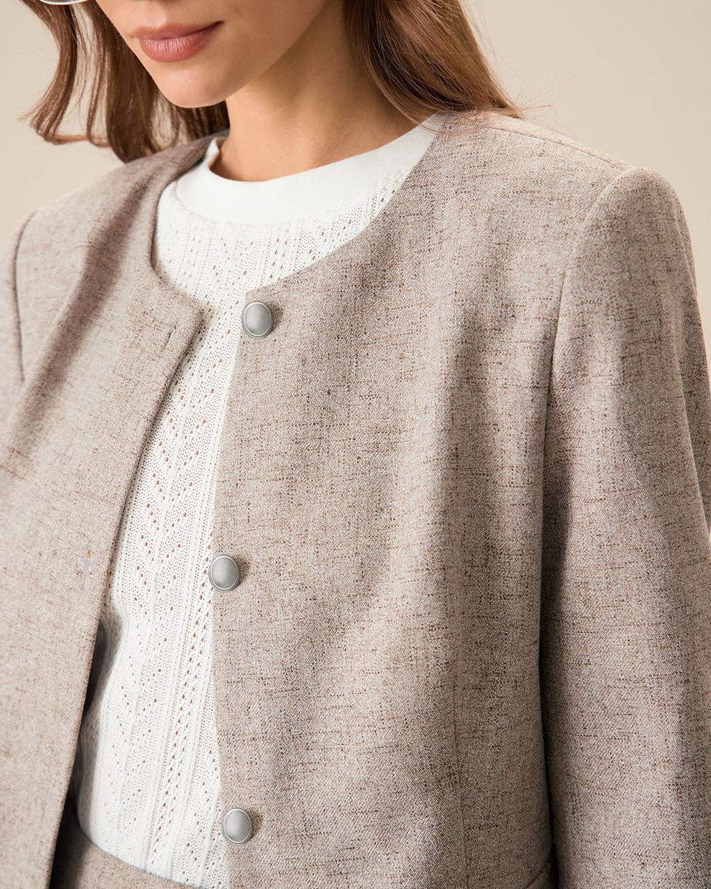 Chaqueta caqui de cuello redondo y botonadura sencilla