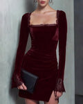 Vestido mini de terciopelo rojo vino con escote cuadrado