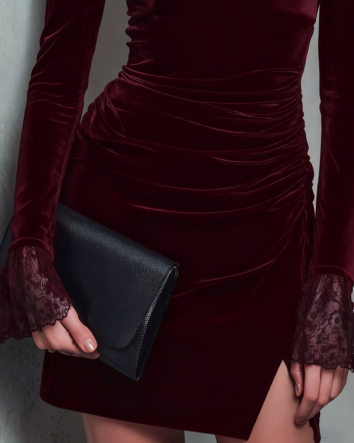 Vestido mini de terciopelo rojo vino con escote cuadrado
