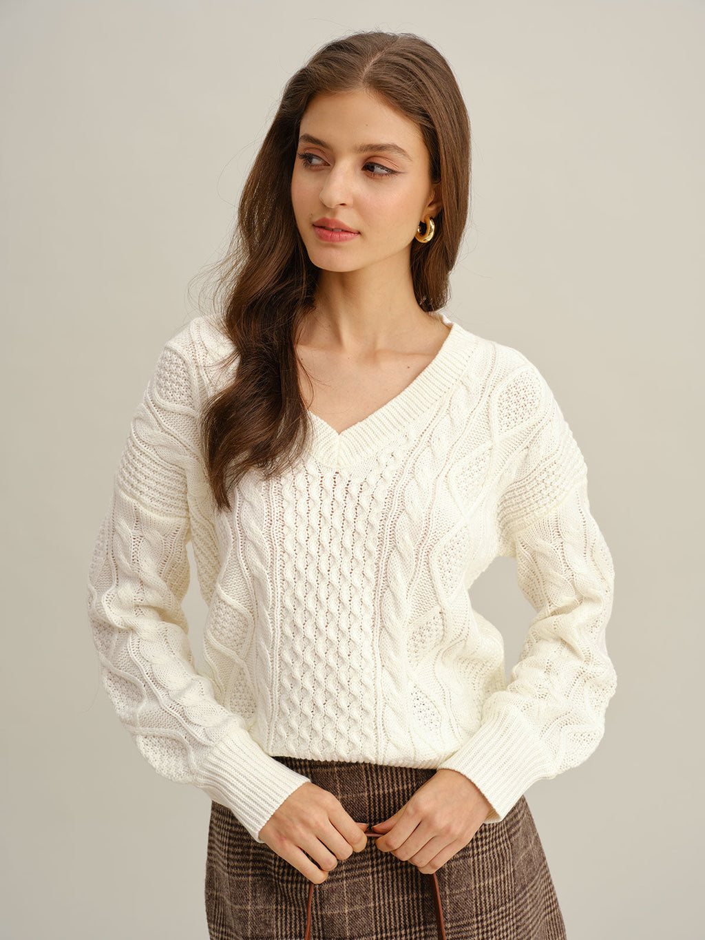 Suéter elegante beige con cuello en V
