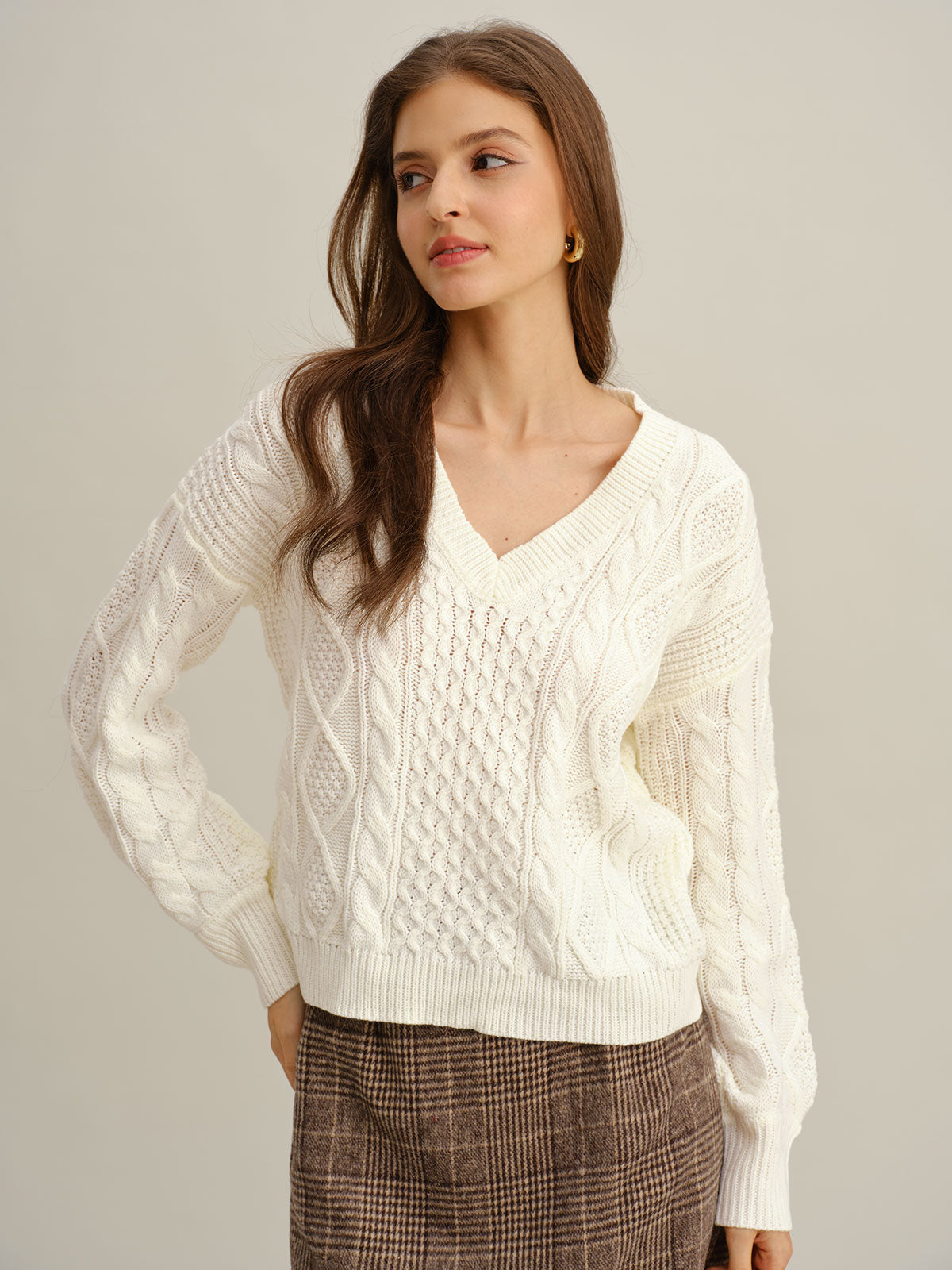 Suéter elegante beige con cuello en V