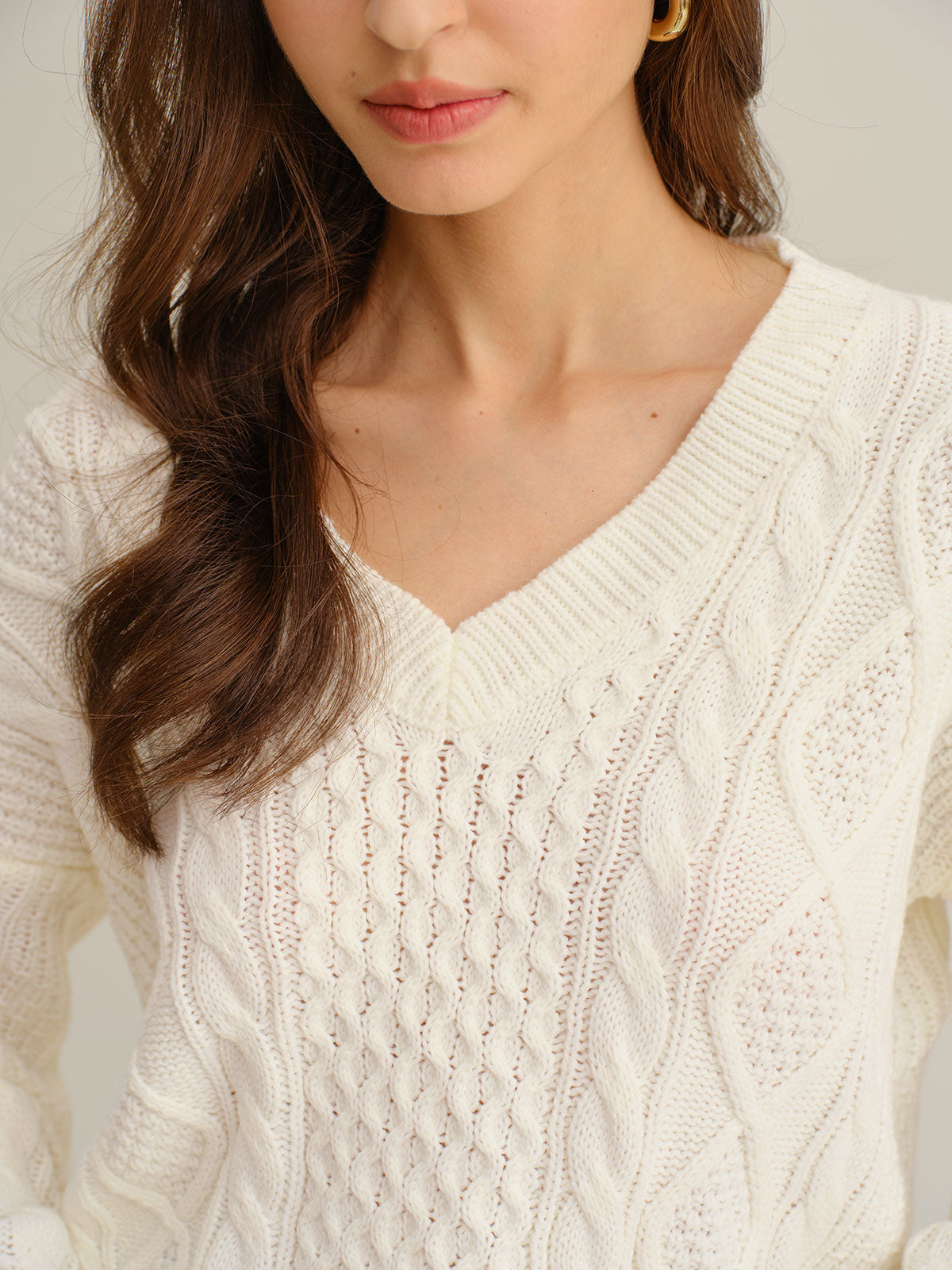 Suéter elegante beige con cuello en V