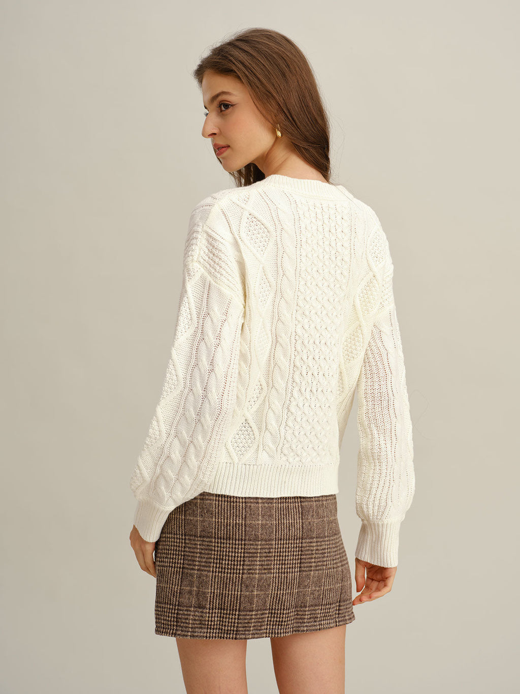 Suéter elegante beige con cuello en V