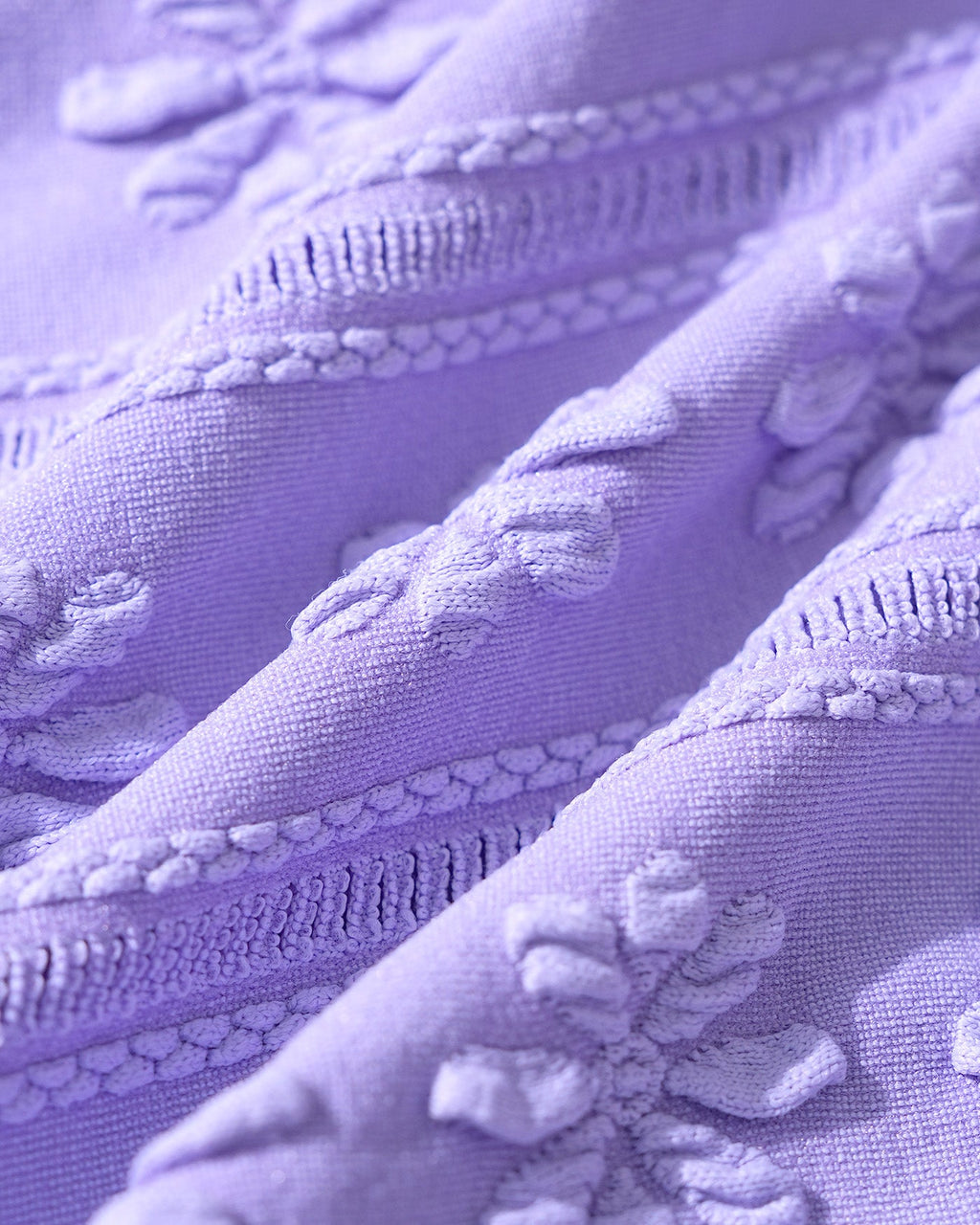 Conjunto de bikini morado con estampado floral, escote en U y cordón ajustable