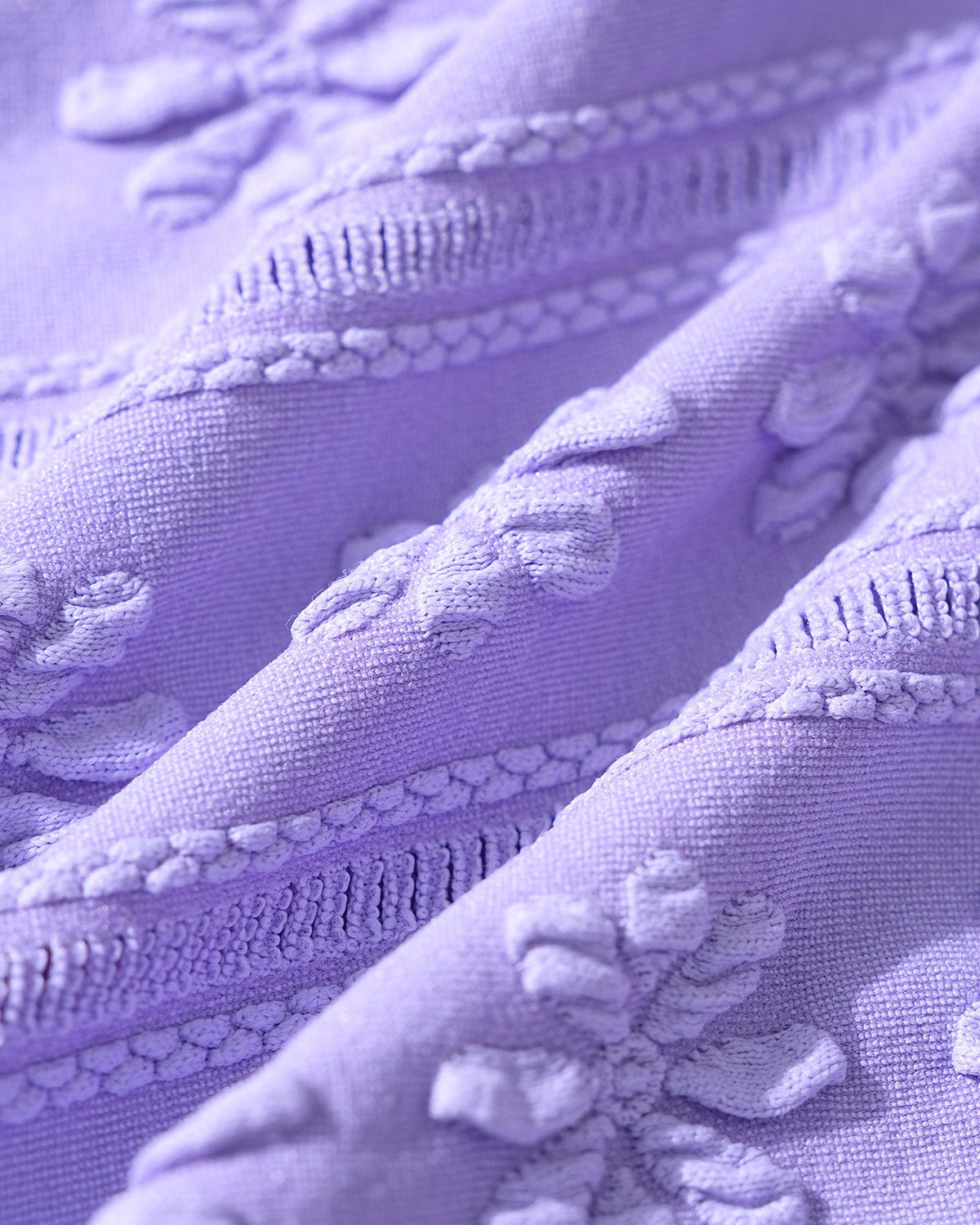 Conjunto de bikini morado con estampado floral, escote en U y cordón ajustable