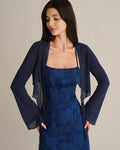 Blusa azul marino con cuello en V y mangas acampanadas
