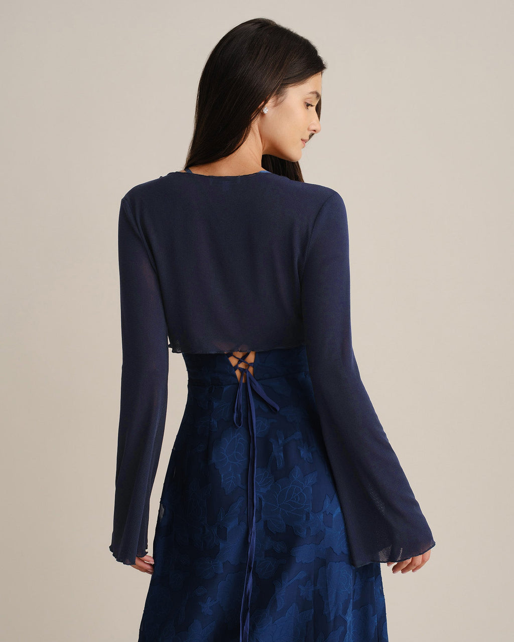 Blusa azul marino con cuello en V y mangas acampanadas