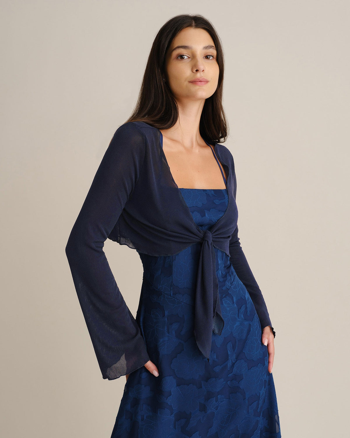 Blusa azul marino con cuello en V y mangas acampanadas