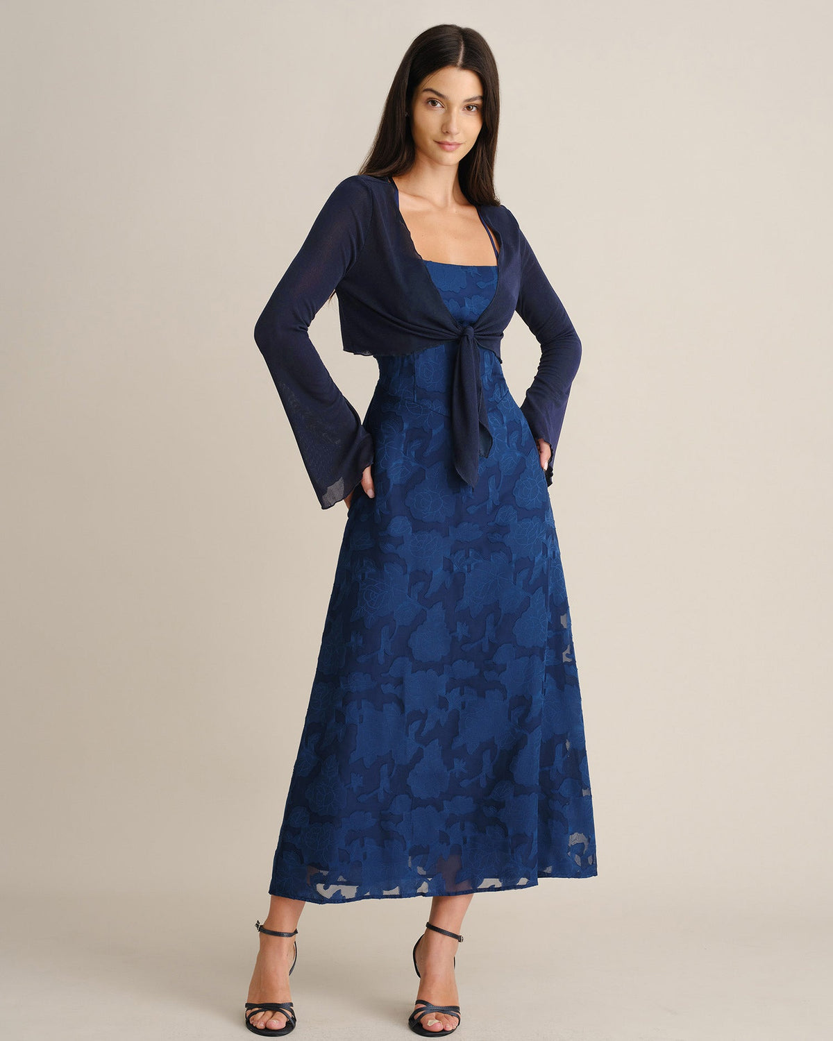 Blusa azul marino con cuello en V y mangas acampanadas