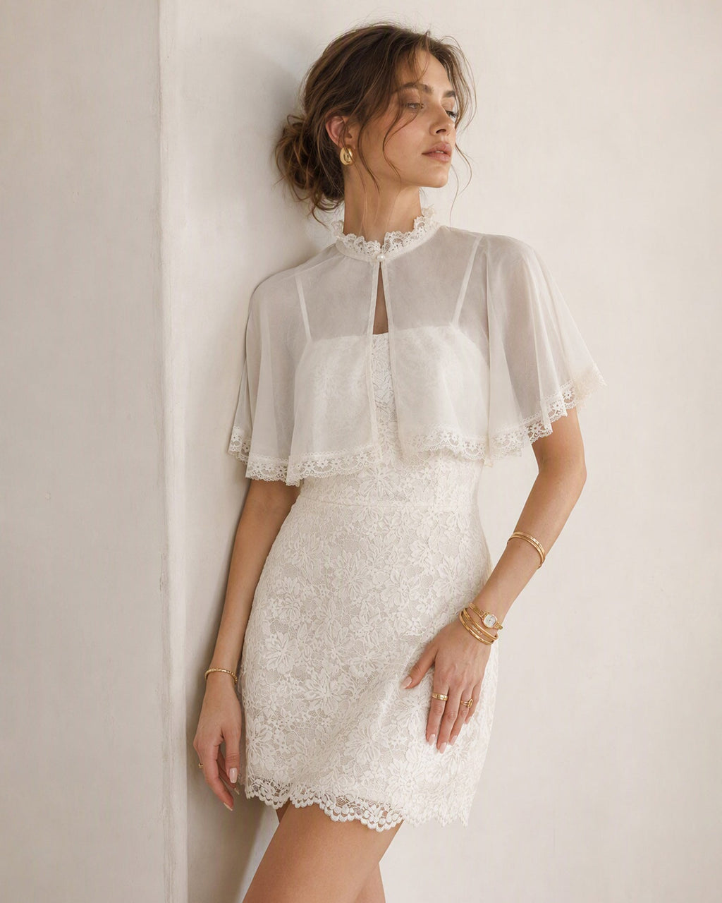 Elegante vestido mini lencero beige de encaje floral