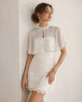 Elegante vestido mini lencero beige de encaje floral