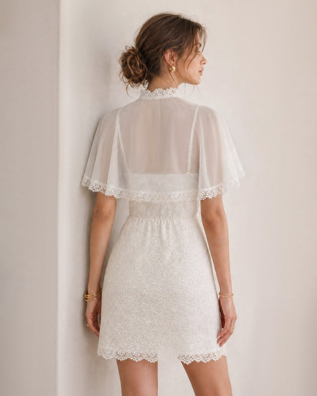 Elegante vestido mini lencero beige de encaje floral