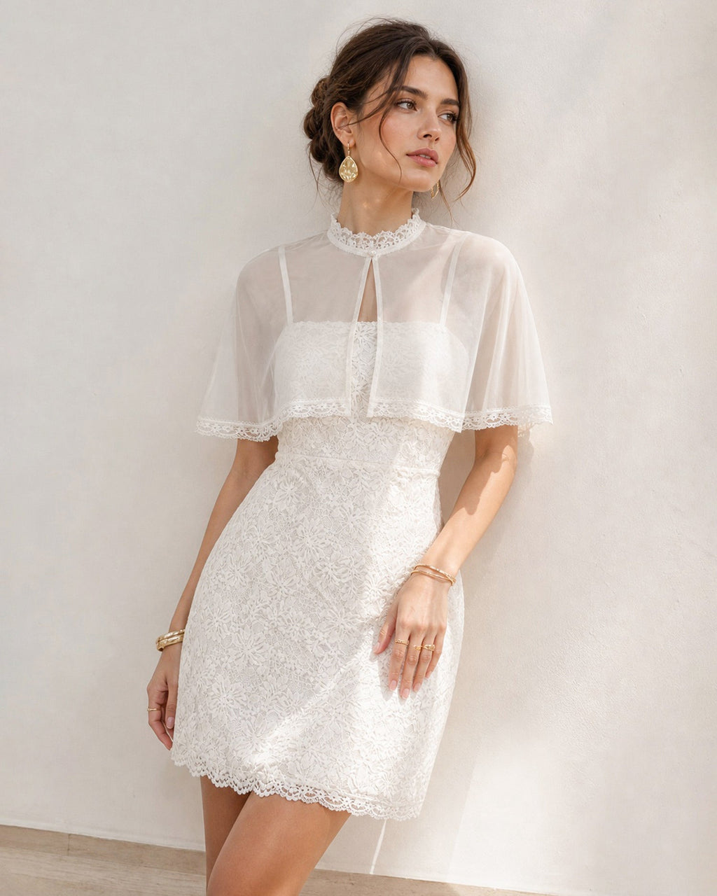 Elegante vestido mini lencero beige de encaje floral