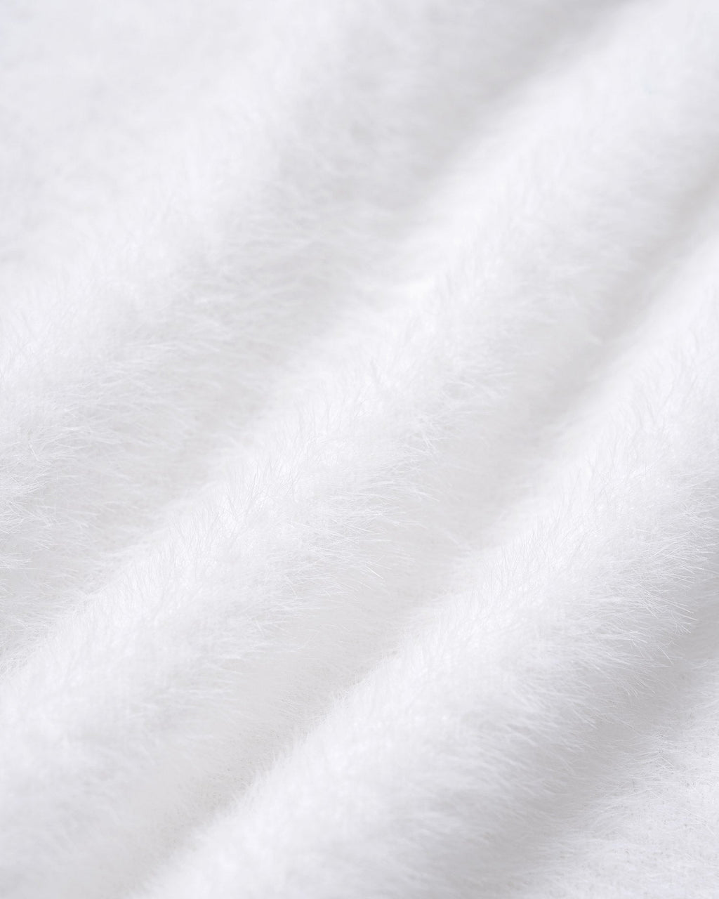 Suéter blanco elegante de cuello barco con aberturas