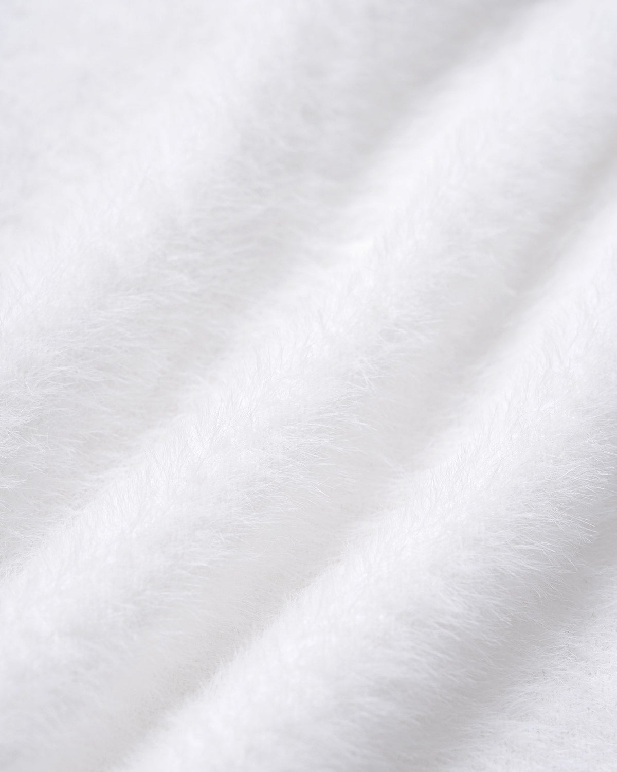 Suéter blanco elegante de cuello barco con aberturas