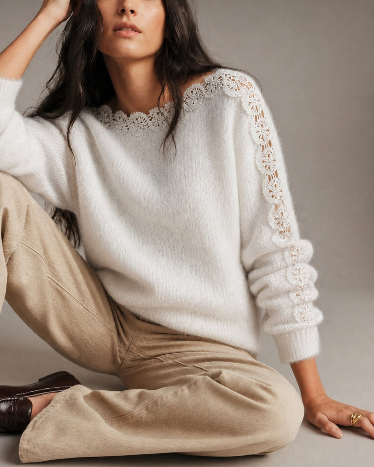 Suéter blanco elegante de cuello barco con aberturas