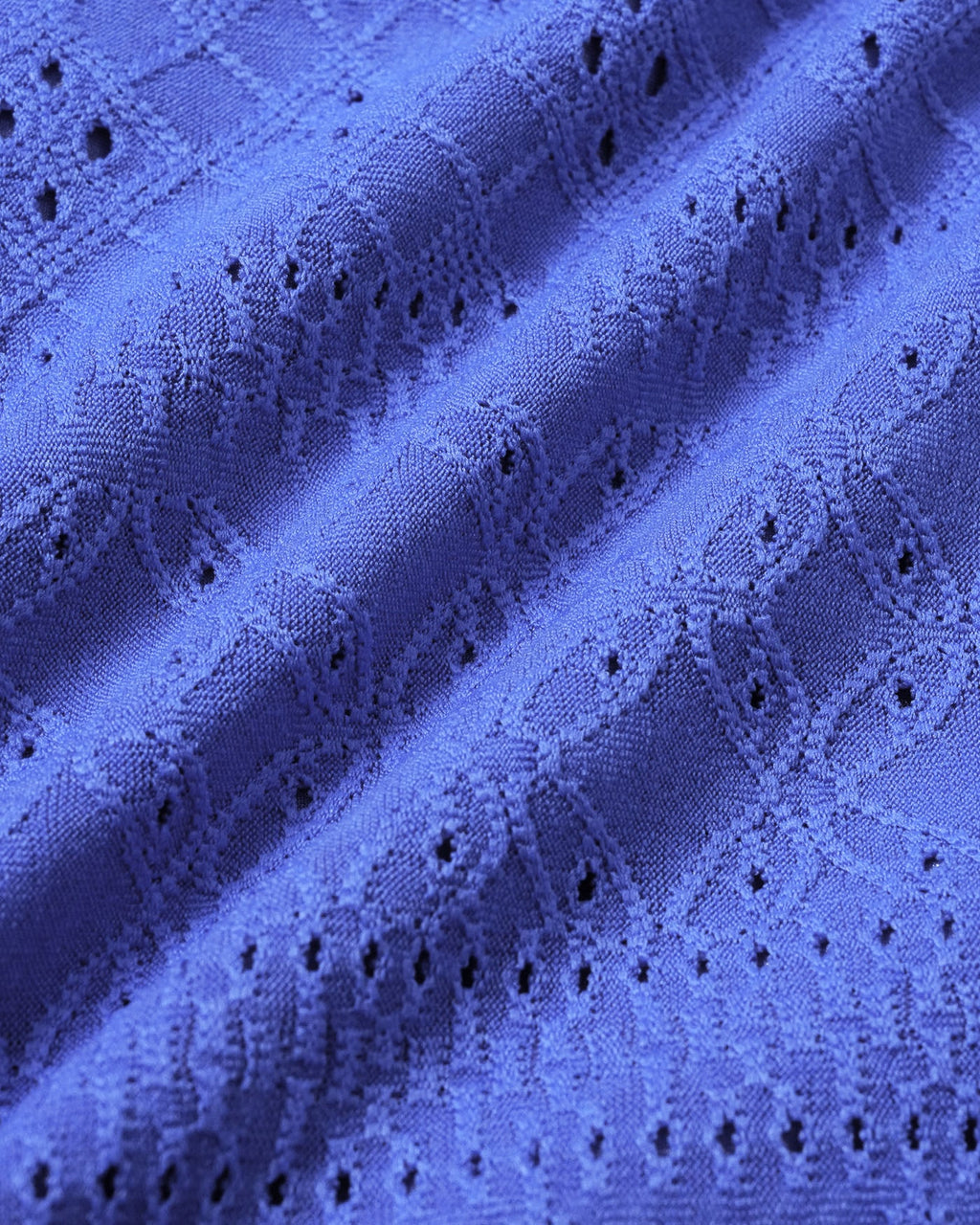 Conjunto de bikini azul texturizado con aros y detalles de cordón ajustable
