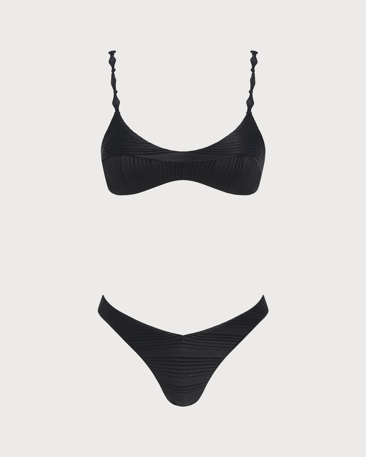 Conjunto de bikini negro con textura y cintura natural