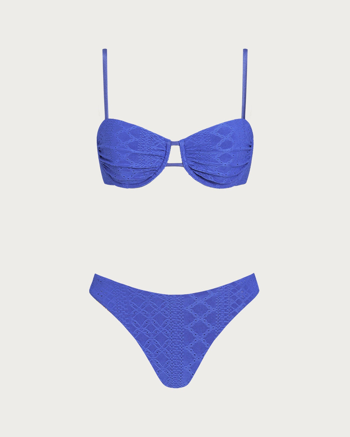 Conjunto de bikini azul texturizado con aros y detalles de cordón ajustable