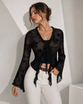 Blusa floral negra elegante con detalles de volantes y mangas acampanadas
