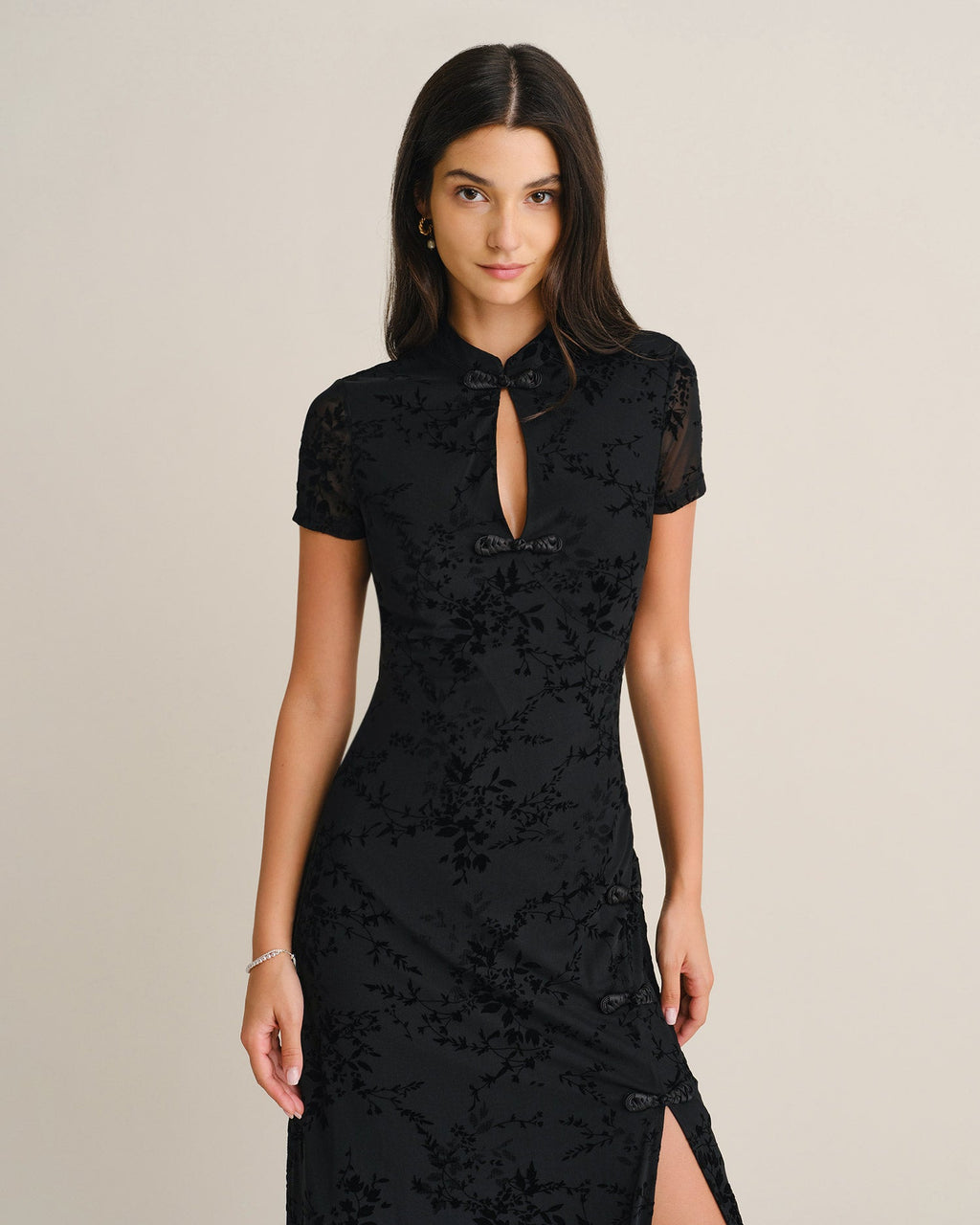 Vestido elegante negro de malla floral