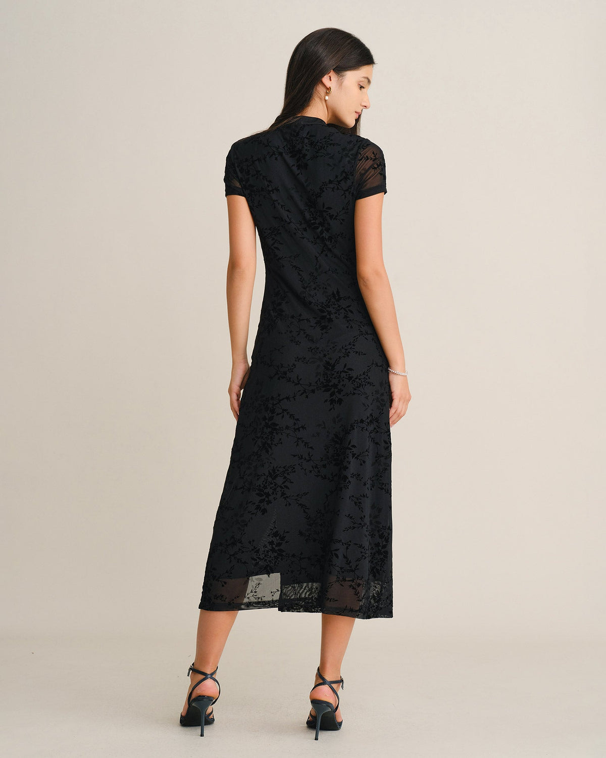 Vestido elegante negro de malla floral