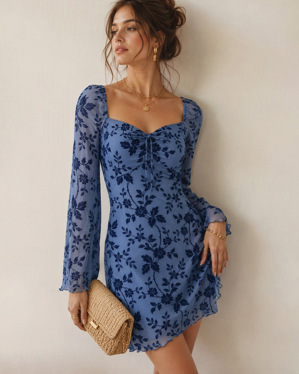 Vestido mini de malla floral con escote en V