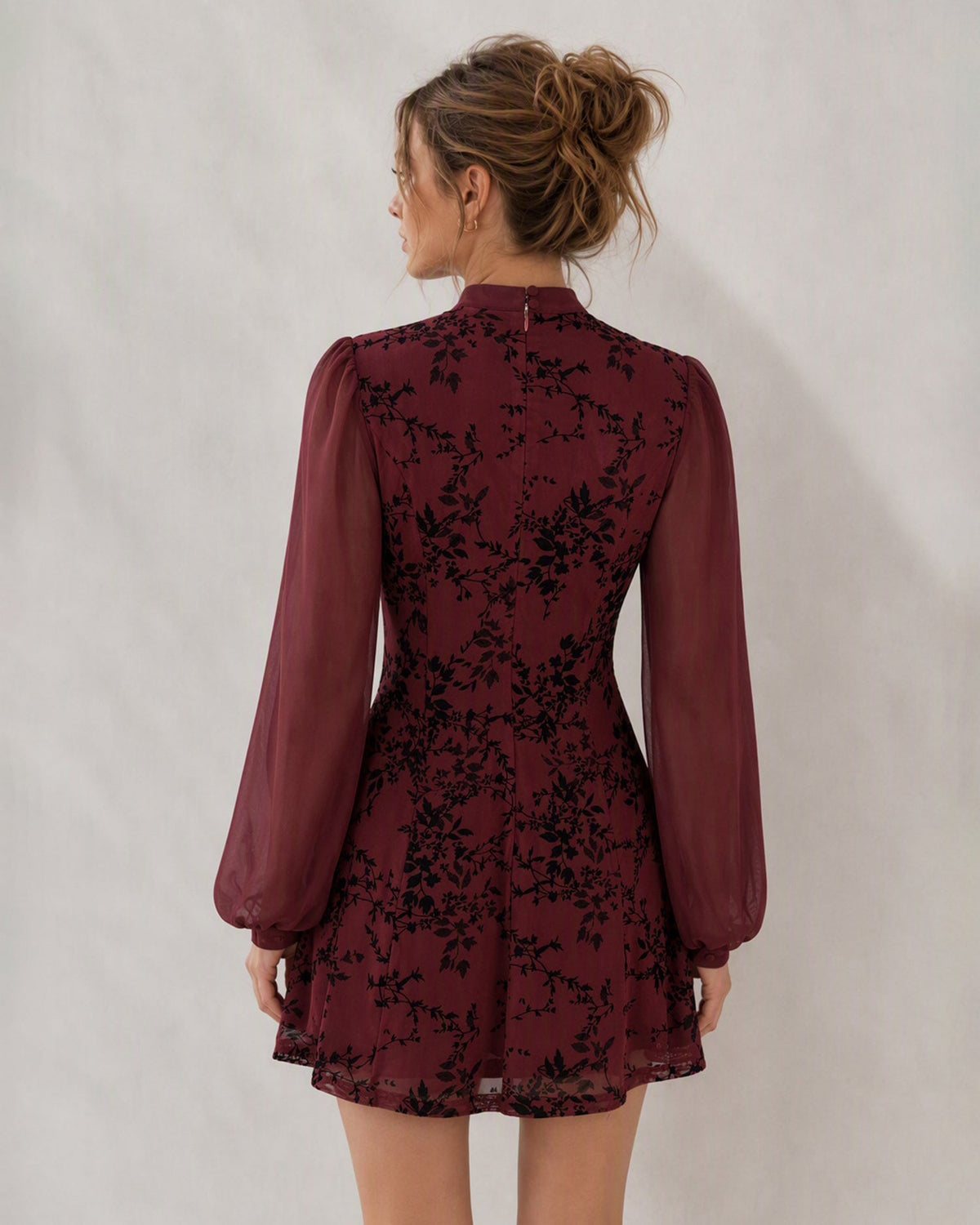Vestido mini floral de cuello alto color rojo vino