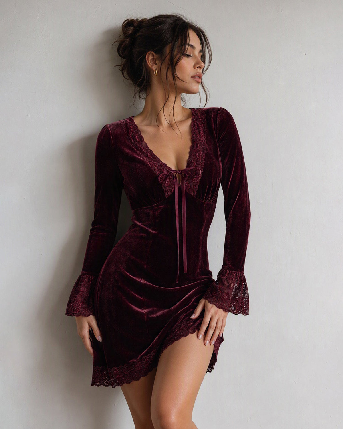 Vestido mini de terciopelo color vino con escote en V y encaje