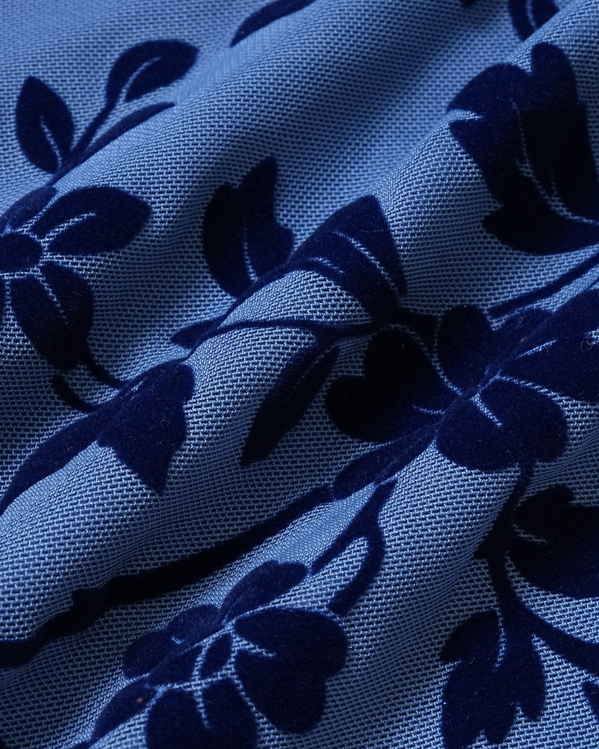 Vestido mini de malla floral con escote en V en azul elegante