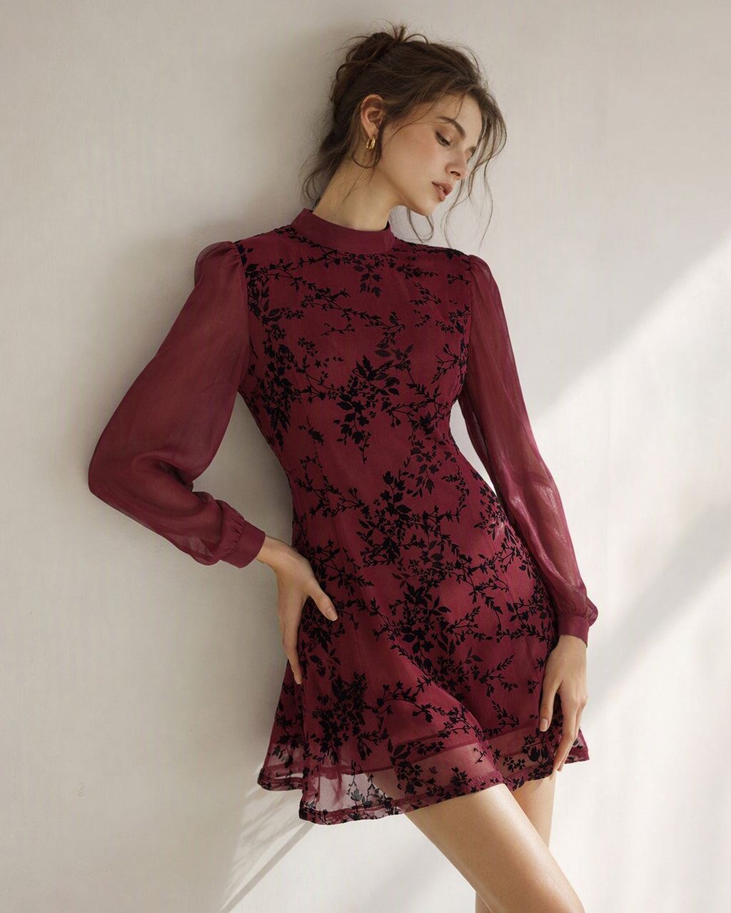 Vestido mini floral de cuello alto color rojo vino