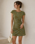Vestido mini coqueto de malla verde con estampado floral y fruncido