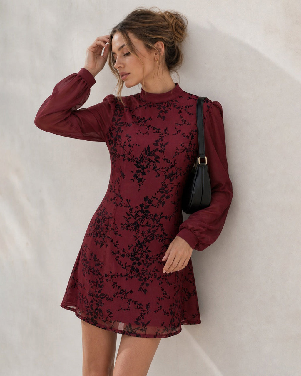 Vestido mini floral de cuello alto color rojo vino