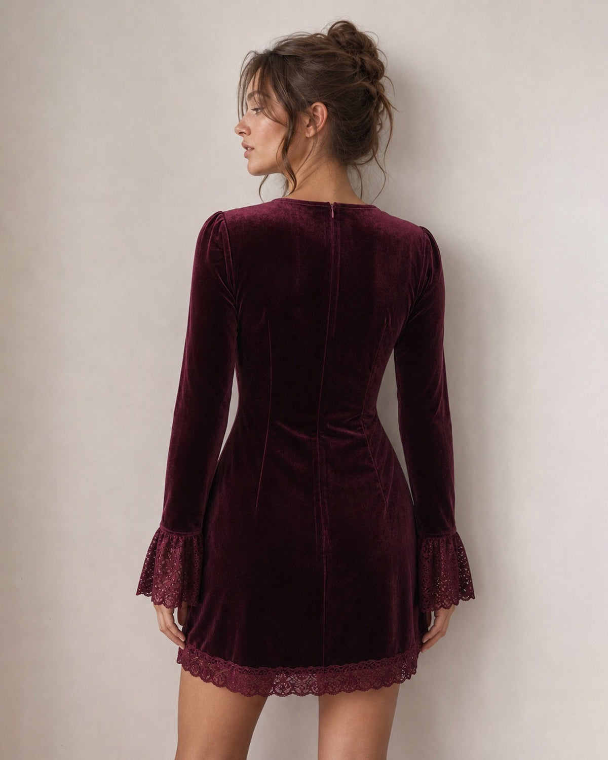 Vestido mini de terciopelo color vino con escote en V y encaje