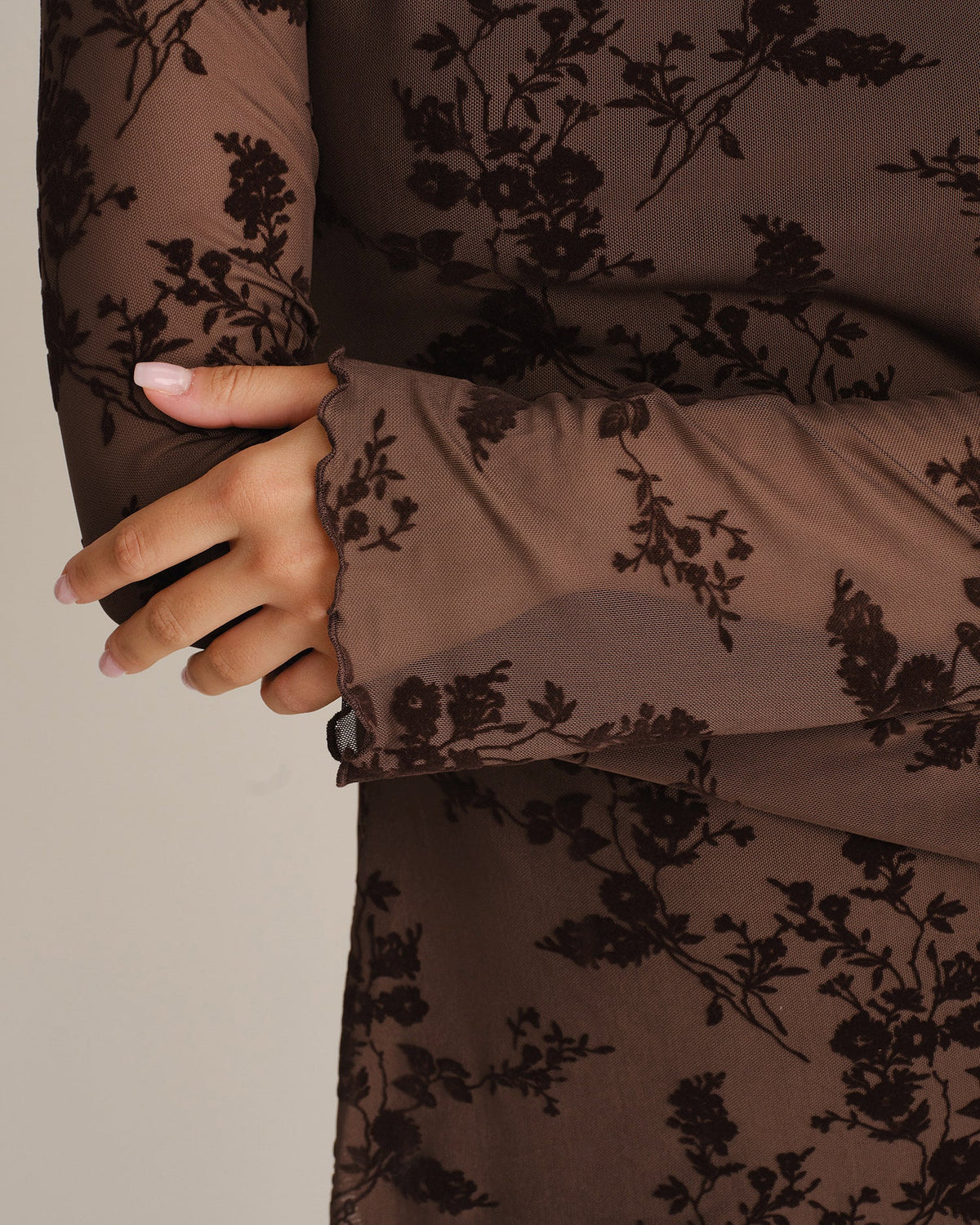 Vestido mini de malla floral color café con escote barco