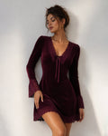 Vestido mini de terciopelo color vino con escote en V y encaje