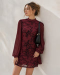 Vestido mini floral de cuello alto color rojo vino