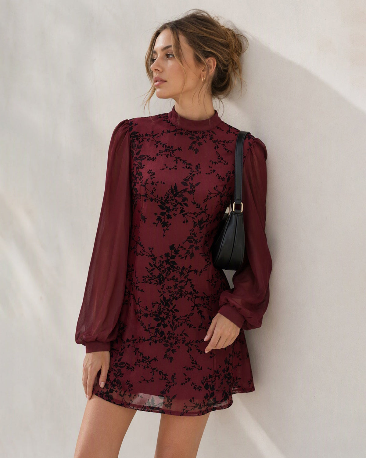 Vestido mini floral de cuello alto color rojo vino
