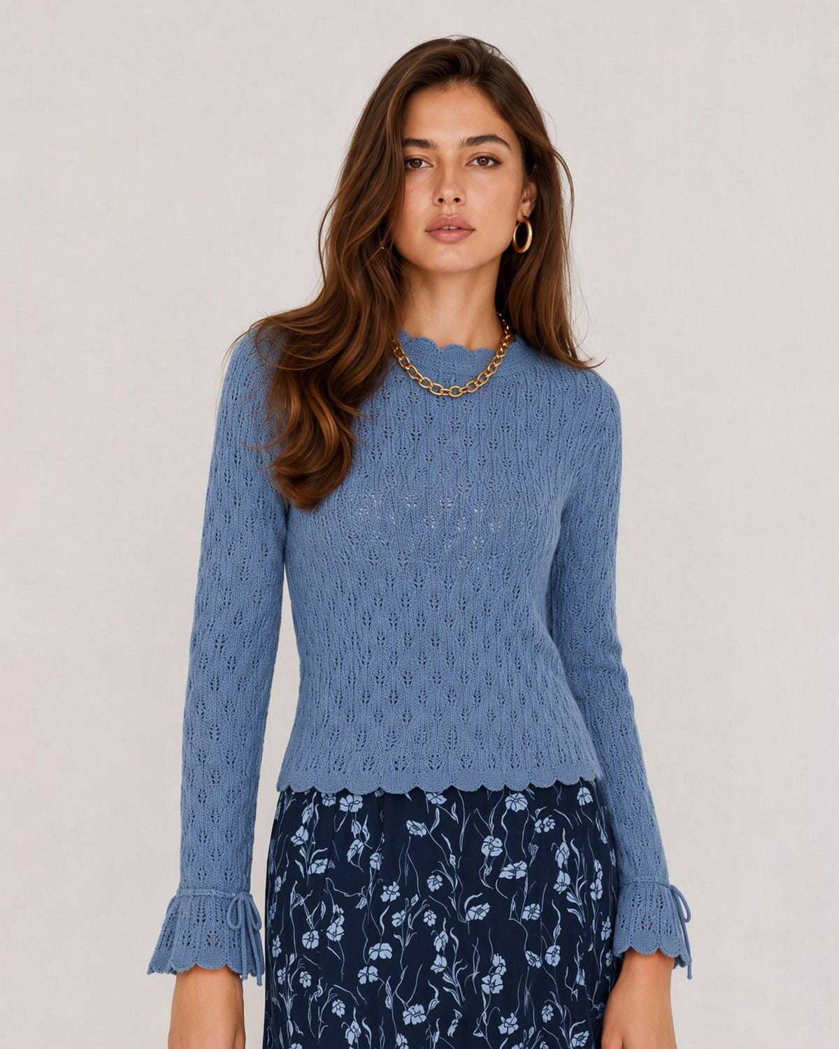 Suéter azul texturizado con volantes y elegantes mangas acampanadas