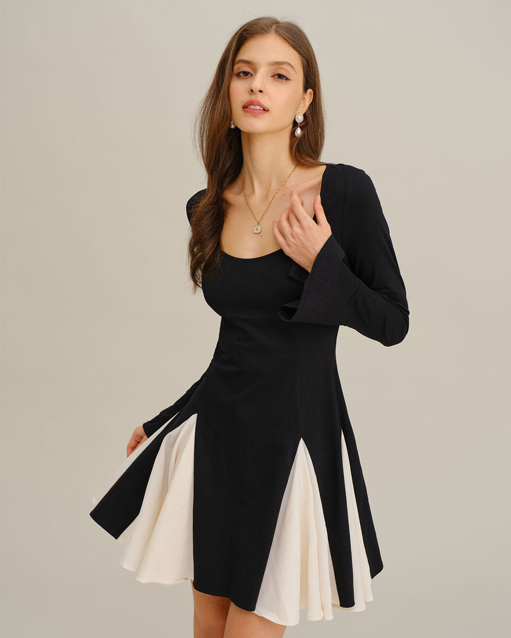 Vestido mini negro con mangas acampanadas en contraste
