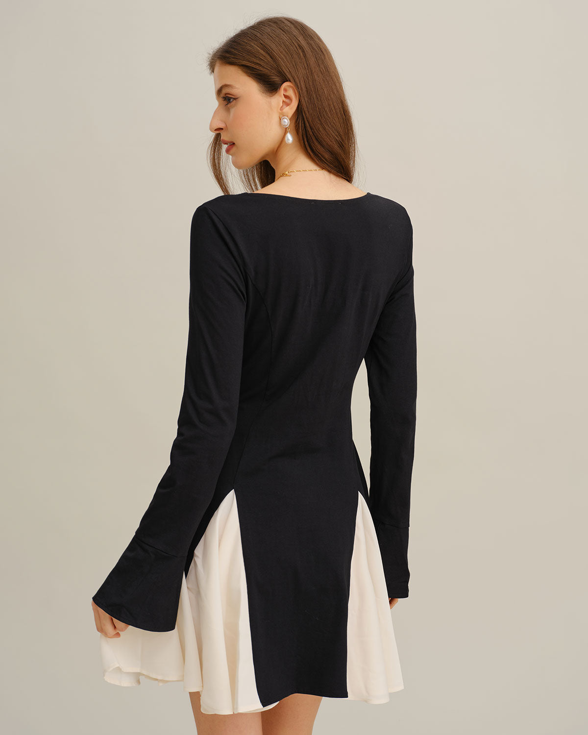 Vestido mini negro con mangas acampanadas en contraste