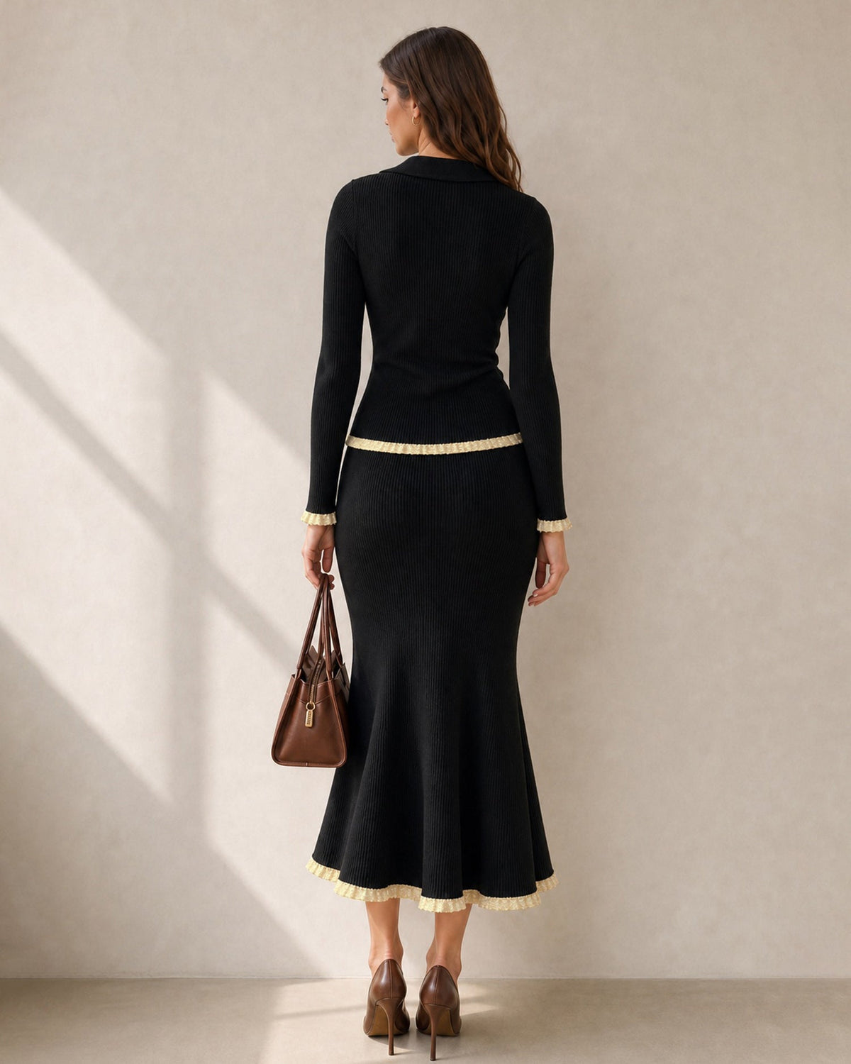 Falda midi negra con ribete en contraste y cintura elástica