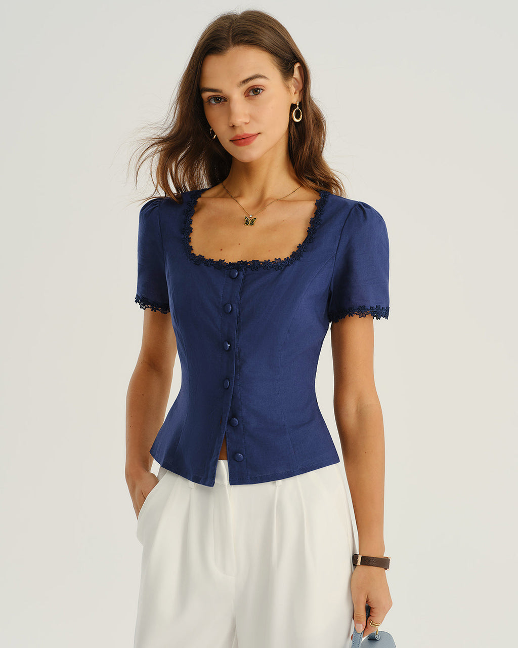 Blusa azul marino con escote cuadrado