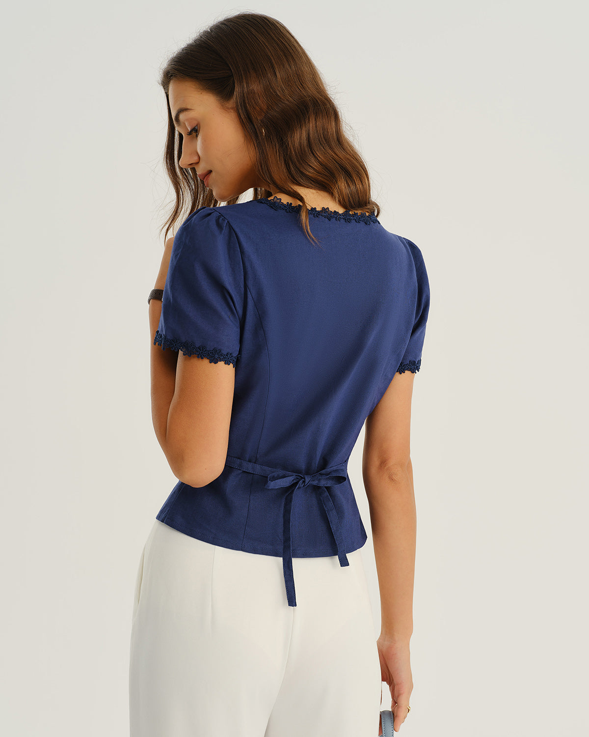 Blusa azul marino con escote cuadrado