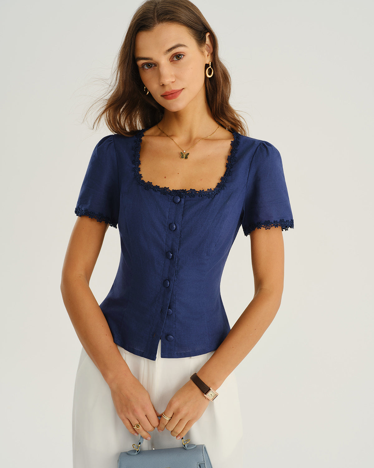 Blusa azul marino con escote cuadrado